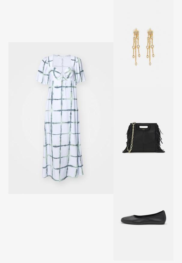 A világoskék anyagból készült maxi ruha négyzethálós mintával, zöld és sötét árnyalatokkal, négyzetes nyakkivágással, rövid puffos ujjakkal és húzózsinóros elülső részlettel rendelkezik.; Fekete bőr balettcipő lekerekített orral, sima tekstúrával, minimális varrással és rugalmas talp kialakítással.; Fekete bőr kézitáska, frufrus részletekkel, arany láncos vállpánttal és kivágott fogantyúval. Az elülső részen logó található.; Aranyszínű fülbevalók, több zuhanó lánccal, tiszta ovális strasszköves díszítéssel és dekoratív fülbevaló tetejével.