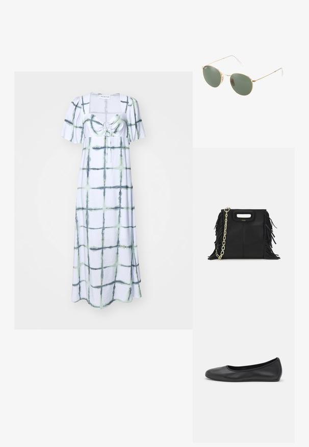 Maxi šaty z světle modré látky mají mřížkovaný vzor s zelenými a tmavými akcenty, čtvercový výstřih, krátké zakončené rukávy a stahovací detail vpředu.; Černé kožené baletní byty s kulatou špičkou, hladkou texturou, minimálními švy a flexibilním designem podrážky.; Sluneční brýle s metalickým zlatým rámem a zelenými skly, kulatého tvaru, s tenkými stranami a bílými plastovými akcenty na koncích ramen.; Černá kožená kabelka s třásněmi, zlatým řetízkovým ramenním popruhem a rukojetí s výřezem. Na přední straně se nachází logo.