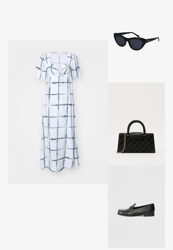 Maxi šaty z jasnomodrej látky s mriežkovým vzorom a zelenými a tmavými akcentmi, štvorcovým výstrihom, krátkymi vyfúknutými rukávmi a detailom na šnúrku vpredu.; Čierne kožené poltopánky s okrúhlym špičkou, zdvihnutými švami a nízkym vrstveným podpätkom. Hladký povrch s jemným leskom.; Čierne slnečné okuliare v štýle mačacích očí s tmavými šošovkami, lesklým povrchom a výrazným uhlovým tvarom; obsahujú zlatý detail loga na ramene.; Čierna kabelka vyrobená z textúrovanej kože, s diamantovým vzorom, zlatohnedým reťazovým popruhom a hornou rukoväťou s klopou so zlateným logom.