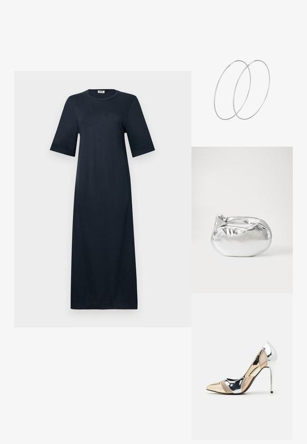 Námořnická modrá, šaty ke kolenům vyrobené z měkké tkaniny. Mají krátké, široké rukávy a kulatý výstřih. Jednoduchý, nezdobený design.; Lodička s špičatou špičkou a kombinací stříbrné, zlaté a tělové barvy. Lesklý povrch s vykrojeným designem, s jehlovým podpatkem.; Stříbrná kovová taška s měkkým, zaobleným tvarem a uzávěrem s uzlem. Vyrobena z hladké umělé kůže.; Stříbrné kruhové náušnice s minimalistickým designem. Kruh, hladký povrch a tenký profil. Lehká konstrukce s lesklým povrchem.