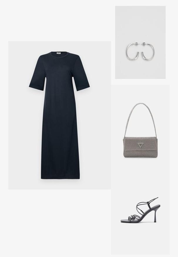 Marinblå, knälång klänning i mjukt tyg. Har korta, vida ärmar och rund halsringning. Enkel, odekorerad design.; Svarta högklackade sandaler har tunna remmar med en knuten design, en slät fyrkantig tå och en smal stilettklack.; Ljusgrå metallisk handväska med kedjestropp, prydd med små cirkulära metallnitar och en triangulär logotyp.; Silver hoopsörhängen med en slät, glänsande yta, med en böjd form och post-stängning. Minimalistisk design med en modern finish.