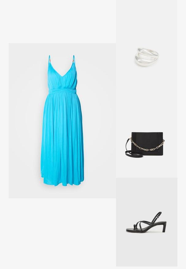 Bele dėvėta su giliu V formos iškirpimu, ryškiai turkio spalvos suknelė. Turi elastingą juosmenį ir laisvą sijoną su lygia tekstūra.; Juodi šlepetės su kvadratiniu pirštu ir žemu bloku kulnu. Yra keli ploni dirželiai ir reguliuojamas kulkšnies diržas. Pagaminti iš lygios odos.; Juodas odinis per petį nešiojamas krepšys turi lygų paviršių, stačiakampio formą ir metalinę grandinėlę priekyje. Pridedama reguliuojama dirželis.; Sidabrinis dvigubas žiedas su lygiu, poliruotu paviršiumi. Pasižymi sklandžiu, kreiptu dizainu su persipinančiomis dalimis, suteikiančiomis modernų išvaizdą.