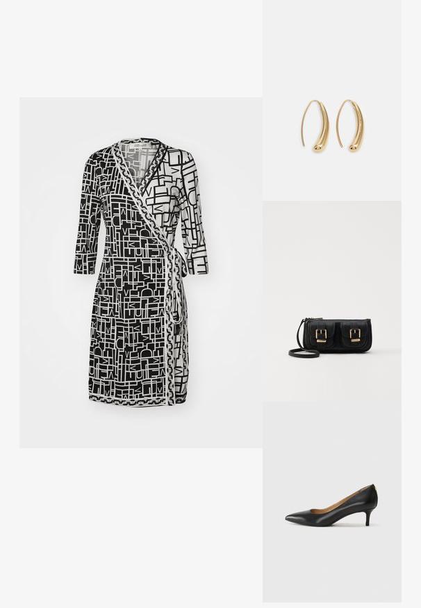 Czarna i biała sukienka kopertowa z geometrycznym wzorem, rękawami do łokcia oraz kontrastowymi detalami wykończenia przy dekolcie i u dołu.; Czarne skórzane szpilki z wąskim noskiem, niskim obcasem i gładką fakturą. Posiadają lekko otwarte przody i minimalne okucia z tyłu.; Czarna skórzana torba na ramię z dwoma przednimi kieszeniami, złotymi klamrami, zamkiem błyskawicznym i cienkim paskiem. Teksturowana powierzchnia i kompaktowy prostokątny kształt.; Złote metalowe kolczyki w kształcie obręczy o zakrzywionym, wydłużonym kształcie. Posiadają gładką, błyszczącą powierzchnię oraz zaokrąglony koniec dla dodatkowego efektu.