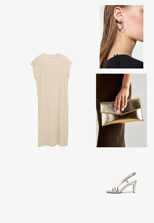 Beżowa sukienka do kolan, wykonana z teksturowanej tkaniny. Posiada krótkie rękawy i okrągły dekolt. Prosty krój bez widocznych wzorów lub akcentów.; Srebrne metaliczne sandały na wysokim obcasie z odkrytymi palcami, z trzema cienkimi paskami na stopie i paskiem na kostkę z klamrą.; Złota metaliczna kopertówka o gładkiej teksturze, z trójkątnym zapięciem na klapkę. Ręka trzymająca torbę ma starannie wypielęgnowane paznokcie.; Srebrny kolczyk w kształcie koła z polerowanym wykończeniem, z małymi złotymi akcentami, noszony na płatku ucha.