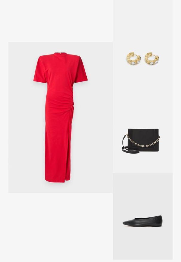 Červené maxi šaty s krátkými rukávy, kulatým výstřihem, bočním řasením a vysokým rozparkem. Vyrobeny z měkké, lehké tkaniny.; Černé kožené baleríny, špičatá špička, minimalistický design, hladký povrch, nízký podpatek, žádné viditelné kovové prvky nebo ozdoby.; Černá kožená crossbody taška s hladkým povrchem, obdélníkovým tvarem a kovovým řetízkem na přední straně. Součástí je nastavitelný popruh.; Zlaté kruhové náušnice s texturovaným designem a třemi jasnými krystalovými akcenty na jedné straně, které nabízejí moderní geometrickou estetiku.