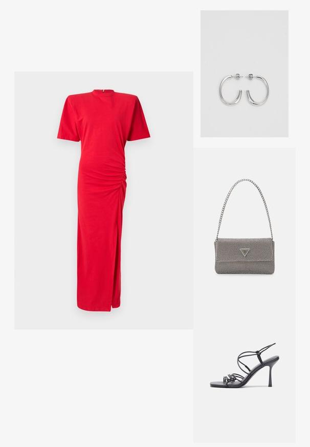 Červené maxi šaty s krátkymi rukávmi, okrúhlym výstrihom, bočným zhrnutím a rozparkom, ktorý siaha po stehná. Vyrobené z mäkkej, ľahkej látky.; Čierne sandále na vysokom podpätku majú tenké remienky s uzlovým dizajnom, hladký štvorcový špičku a elegantný stiletto podpätok.; Svetlošedá metalická kabelka s reťazovým popruhom, ozdobená malými kruhovými kovovými štítkami a trojuholníkovým logom značky.; Strieborné kruhové náušnice s hladkým a lesklým povrchom. Okrúhly tvar, ľahký dizajn, s uzáverom na kolík.