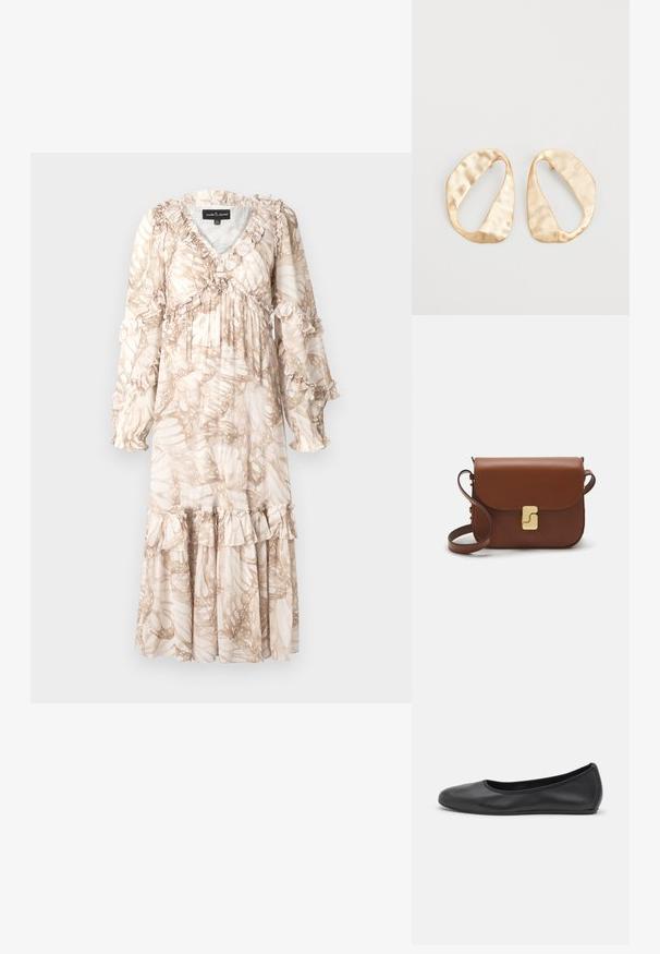 Langes, fließendes Kleid in hellem Beige mit einem blattähnlichen Muster. Verfügt über Rüschendetails an den Ärmeln und dem Saum. Hergestellt aus leichtem Stoff.; Schwarze Leder-Ballettschuhe mit abgerundeter Spitze, glatter Textur, minimalen Nähdetails und einem flexiblen Sohlen-Design.; Braune Ledertasche mit Klappenverschluss, Beschlägen in Goldfarbe, einem Schultergurt und einer glatten Oberfläche. Kompakte rechteckige Form.; Ein Paar unregelmäßige, oval geformte Ohrringe aus goldfarbenem Metall mit einer strukturierten, leicht gehämmerten Oberfläche auf weißem Hintergrund.
