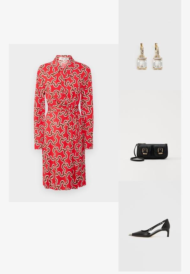 Sarkans kleitas krekls ar brūnu un baltu abstraktu rakstu, garas piedurknes, pogas, jostas detaļa un apkakle. Gluda auduma tekstūra.; Melns ādas kurpju pāris ar zemu papēdi, smailu sudraba purngali un diviem sprādzēm uz balta fona.; Melnas ādas crossbody soma ar divām priekšējām kabatām, zelta sprādzēm, ar rāvējslēdzēju aizdari un šauru siksnu. Strukturēta virsma un kompakta taisnstūra forma.; Zeltītas auskaru rotas, kuru centrā ir taisnstūra formas caurspīdīgs kristāls, kas karājas zem mazu, apaļu caurspīdīgu akcentu rindas. Elegants, mūsdienīgs dizains.