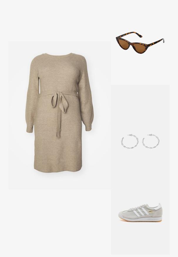 Strickkleid in hellbeige mit gerippter Textur. Verfügt über lange Ärmel, einen runden Ausschnitt und einen Stoffgürtel, der auf Taillenhöhe gebunden ist.; Hellgraue Sneaker aus Wildleder und Mesh, mit drei weißen Streifen, runder Zehenpartie und einer Sohle aus Gummi. Goldenes Logo-Detail nahe der Schnürsenkel.; Katzenaugen-Sonnenbrille mit einem schwarz-orangenen Schildpattrahmen, braunen Gläsern und schlanken, spitzen Enden. Verfügt über ein minimalistisches Logo am Bügel.; Silberne Creolen mit gedrehter Gestaltung, ausgestattet mit einer polierten Oberfläche und einer Steckverschluss. Sie haben einen Durchmesser von ca. 3 cm.