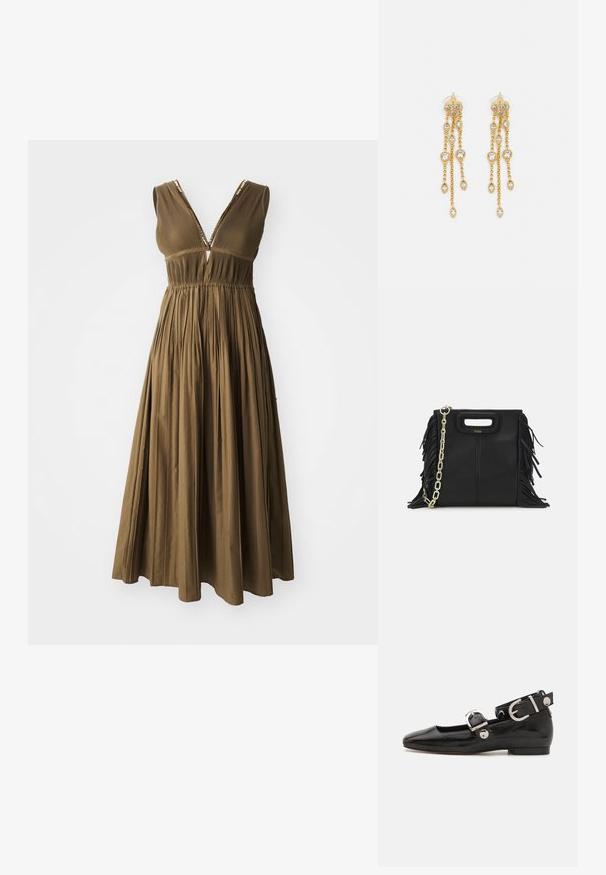 Térd hosszúságú barna ruha mély V-nyakkal, redőzött szoknyával és díszes pántokkal. Simító anyagból készült, testhez álló felsőrésszel.; Fekete lakkbőr lapos cipő négyzet alakú orral, ezüst hardware-rel ellátott bokapánttal és lapos talppal. Simaságával és minimalista dizájnjával kiemelkedő.; Fekete bőr kézitáska, frufrus részletekkel, arany láncos vállpánttal és kivágott fogantyúval. Az elülső részen logó található.; Aranyszínű fülbevalók, több zuhanó lánccal, tiszta ovális strasszköves díszítéssel és dekoratív fülbevaló tetejével.