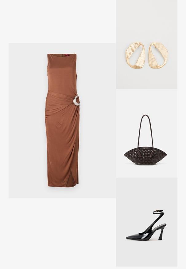 Hnědé maxi šaty bez rukávů s kulatým stříbrným akcentem v pase a drapérií, s bočním rozparkem pro snadný pohyb.; Černé lakované kožené lodičky na pásku s špičatou špičkou, nastavitelným páskem kolem kotníku a mírným blokovým podpatkem. Hladký povrch s lesklým finišem.; THEMOIRè OLIMPIA - Kabelka - fondant; Pár nepravidelných oválných náušnic z kovu pozlaceného zlatem s texturovaným, mírně kladivkovým povrchem na bílém pozadí.
