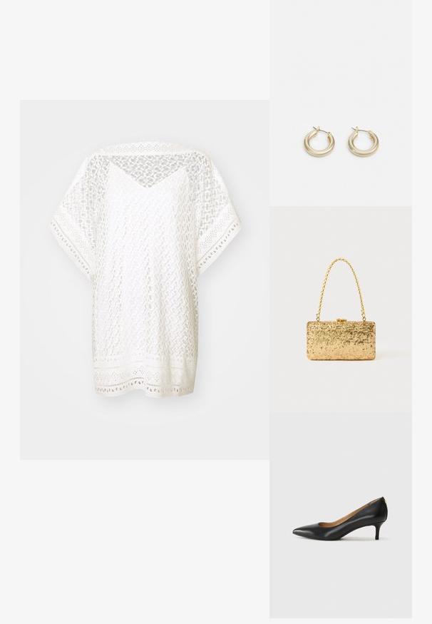 Balta, laisvai krentanti viršutinė dalis, pagaminta iš nėriniams panašios medžiagos su geometriniais raštais, trumpomis rankovėmis ir dekoratyvia apatine dalimi, puošta iškirptėmis.; Juodos odinės aukštakulnės bateliai su smailiu nosiu, žemu kulnu ir lygiu paviršiumi. Priekyje yra nedidelis atvirumas, o gale minimalus apdaila.; Auksinė blizgučių rankinė, stačiakampio formos, su susuktos grandinėlės rankena ir metaliniu užsegimu, atspindinti šviesą su tekstūruotu paviršiumi.; Lauren Ralph Lauren BASIC SMALL HOOP - Auskarai - gold-coloured