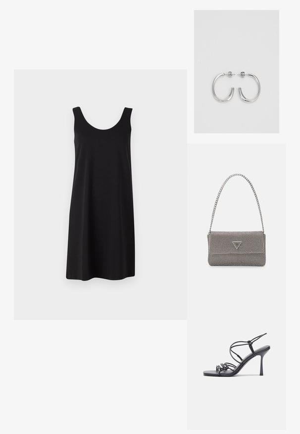 Svart ärmlös klänning med rundad halsringning, tillverkad av ett slätt tyg, med en rak silhuett och knälång design.; Svarta högklackade sandaler har tunna remmar med en knuten design, en slät fyrkantig tå och en smal stilettklack.; Ljusgrå metallisk handväska med kedjestropp, prydd med små cirkulära metallnitar och en triangulär logotyp.; Silverfärgade hängande örhängen med en slät, blänkande yta. Rundad form, lätt design, med ett stift- och bakstängning.