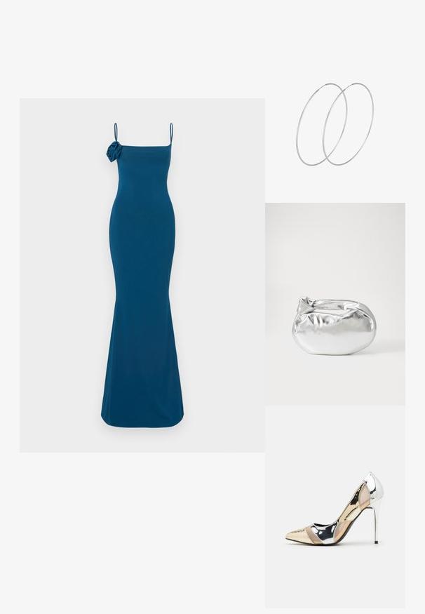 Turkusowa sukienka bez rękawów o dopasowanej sylwetce, z różą na jednym ramieniu i rozszerzanym dołem, wykonana z gładkiego materiału.; Czółenka na wysokim obcasie z wąskim noskiem w kolorze srebrnym, złotym i nude. Lśniące wykończenie z wycięciami, z obcasem w stylu stiletto.; Srebrna metaliczna torba worek o miękkim, zaokrąglonym kształcie i zawiązywanym z góry zapięciem. Wykonana z gładkiego materiału imitującego skórę.; Srebrne kolczyki w formie obręczy o minimalistycznym designie. Okrągły kształt, gładka faktura i cienki profil. Lekkie, z polerowanym wykończeniem.