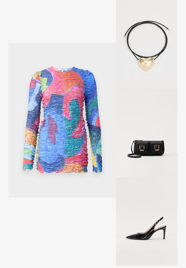Mehrfarbiges Langarmkleid mit gerafftem Material. Es verfügt über lebendige Muster in Blau, Rot, Grün und Gelb. Saum mit Wellenkante.; Schwarz lackierte Slingback-Pumps mit spitzem Zehenbereich, schlankem Absatz und einem subtilen Ausschnittdesign. Verfügt über eine goldene Schnalle am Riemen.; Schwarze Leder-Umhängetasche mit zwei vorderen Taschen, goldenen Schnallen, Reißverschluss und einem schmalen Tragegurt. Texturierte Oberfläche und kompakte rechteckige Form.; Schwarzes geflochtenes Schnur-Halsband mit einem polierten goldenen Herzanhänger, der sanfte Kurven und ein glänzendes Finish aufweist.