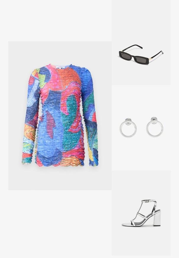Krāsains garām piedurknēm kleita ar savilktu tekstūru. Iezīmējas ar košiem rakstiem zilās, sarkanās, zaļās un dzeltenās krāsās. Viļņota apakšmala.; Sudraba metāla papēžu sandales ar T formas siksnu, regulējamu potītes sprādzi un taisnu papēdi, ar gludu atstarojošu virsmu.; Melnas taisnstūra saulesbrilles ar tumšiem objektīviem, spīdīgām plastikāta rāmēm un zelta akcentiem tempļos. Minimalistisks dizains un eleganta forma.; Sudraba metāla gredzenveida auskari ar matētu faktūru, ar apaļu dizainu un caurspīdīgu aizdari, lai nodrošinātu drošu valkāšanu.