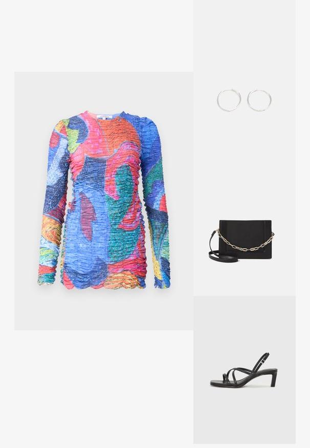 Dlhé rukávy viacfarebné šaty s nariasenou textúrou. Obsahuje živé vzory v modrej, červenej, zelenej a žltej farbe. Detail so zúbkovaným lemom.; Čierne sandále na vysokom podpätku so štvorcovou špičkou a nízkym blokovým podpätkom. Obsahujú viacero tenkých popruhov a nastaviteľný členkový popruh. Vyrobené z hladkej kože.; Čierna kožená crossbody taška s hladkou textúrou, obdĺžnikovým tvarom a kovovým reťazovým detailom na prednej strane. Súčasťou je nastaviteľný popruh.; Strieborné kruhové náušnice s elegantným, okrúhlym dizajnom, s hladkým povrchom a bez viditeľných ozdôb. Priemer nie je špecifikovaný.