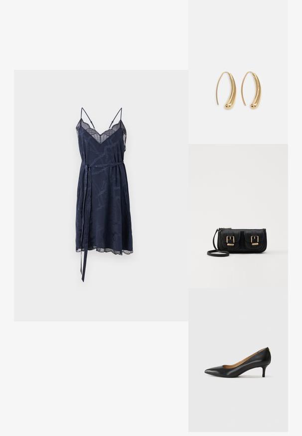 Zadig & Voltaire RISTYZ granatowy; Czarne skórzane szpilki z wąskim noskiem, niskim obcasem i gładką fakturą. Posiadają lekko otwarte przody i minimalne okucia z tyłu.; Czarna skórzana torba na ramię z dwoma przednimi kieszeniami, złotymi klamrami, zamkiem błyskawicznym i cienkim paskiem. Teksturowana powierzchnia i kompaktowy prostokątny kształt.; Złote metalowe kolczyki w kształcie obręczy o zakrzywionym, wydłużonym kształcie. Posiadają gładką, błyszczącą powierzchnię oraz zaokrąglony koniec dla dodatkowego efektu.