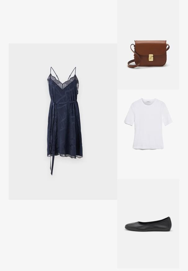 Zadig & Voltaire RISTYZ CHAINES - Denní šaty - encre; Bílá tričko s krátkým rukávem vyrobené z žebrované tkaniny. Kulatý výstřih, normální střih a jemné detaily šití. Bez vzorů nebo grafik.; Černé kožené baletní byty s kulatou špičkou, hladkou texturou, minimálními švy a flexibilním designem podrážky.; Hnědá kožená kabelka s klopou, zlatými kovovými detaily, ramenním popruhem a hladkým povrchem. Kompaktní obdélníkový tvar.
