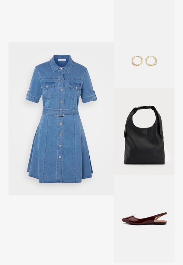 Vestido azul em denim com mangas curtas, fecho com botões, dois bolsos no peito, um cinto com fivela de metal e uma saia evasé.; Sapatilhas slingback em verniz borgonha com bico fino, recorte transparente e sola preta plana. Textura suave, design minimalista.; Saco hobo de couro preto com uma única alça suave e arredondada; apresenta uma textura suave e um design minimalista. Sem hardware ou acabamentos visíveis.; Brincos de argola dourados com um formato irregular e texturizado. Apresentam um fecho sem emenda e um acabamento polido, destacando um design moderno.