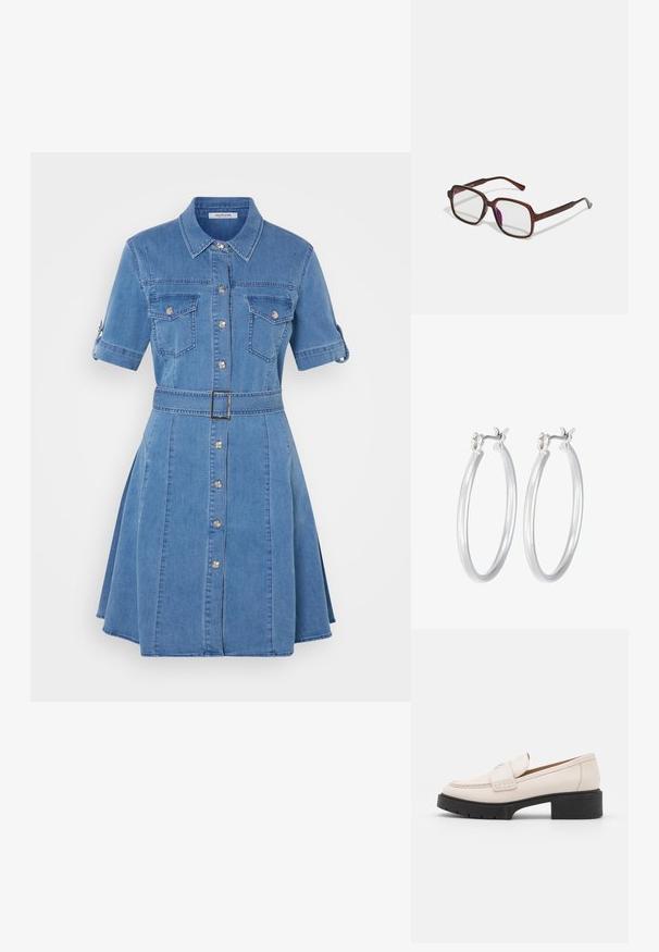 Niebieska dżinsowa sukienka z krótkim rękawem, z przodem na guziki, dwoma kieszeniami na piersi, paskiem z metalową klamrą oraz rozkloszowaną spódnicą.; Jasno beżowe skórzane mokasyny z haftowanym przodem i teksturowanym czarnym obcasem. Charakteryzują się zaokrąglonym kształtem i lekkim podniesieniem.; Brązowe, prostokątne okulary z przezroczystymi soczewkami i fioletowymi odcieniami. Gładka plastikowa oprawka z prostymi zausznikami i subtelnymi detalami.; Srebrne kolczyki w formie kółek o gładkim, polerowanym wykończeniu. O okrągłym kształcie i pewnym zapięciu na klik. Lekka konstrukcja odpowiednia do codziennego noszenia.