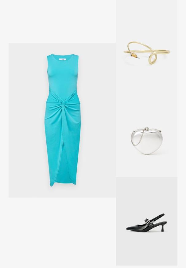 Tirkīza krāsas bezpiedurkņu kleita ar savērpšanas mezglu viduklī, ar sānu šķēlumu un pieguļošu siluetu gludā audumā.; Melnas lakotas ādas sūkņa kurpes ar norādītu purngali un mazu bloku papēdi, ar sudraba sprādzi akcentā uz jostas.; Sirds formas metāla sudraba somiņa ar gludu tekstūru, aizbāznis un sudraba ķēdes siksna.; Zelta krāsas metāla aproce ar šķidrām, viļņveidīgām formām. Vienā galā ir neliels, izteikts sudraba krāsas akcents.