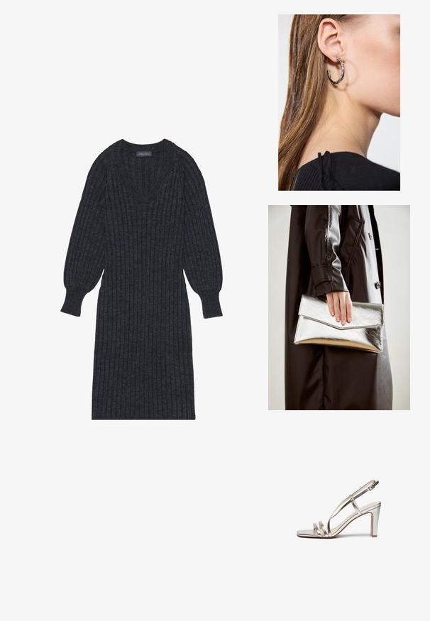 Dunkelgraues, geripptes Strickkleid mit V-Ausschnitt und langen, ballonförmigen Ärmeln. Es hat eine figurbetonte Taille und ein strukturiertes Material für Wärme.; Metallisch silberner High-Heel-Sandalette mit offenem Zehenbereich, ausgestattet mit drei dünnen Riemen über dem Fuß und einem Knöchelriemen mit einer Schnalle.; Silberner metallischer Clutch mit einem eckigen Umschlagdesign, glatter Textur und kontrastierender Innenfarbe, gehalten in einer Hand, die einen schwarzen Mantel trägt.; Silberne Creolen mit polierter Oberfläche, die kleine goldene Akzentdetails und eine runde Form aufweisen, am Ohrläppchen getragen.