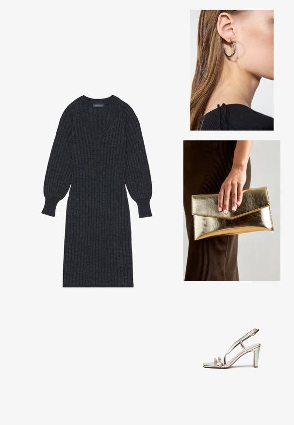 Dunkelgraues, geripptes Strickkleid mit V-Ausschnitt und langen, ballonförmigen Ärmeln. Es hat eine figurbetonte Taille und ein strukturiertes Material für Wärme.; Metallisch silberner High-Heel-Sandalette mit offenem Zehenbereich, ausgestattet mit drei dünnen Riemen über dem Fuß und einem Knöchelriemen mit einer Schnalle.; Goldfarbene metallische Clutch mit einer glatten Textur und einem dreieckigen Klappenverschluss. Die Hand, die sie hält, hat ordentlich manikürte Nägel.; Silberne Creolen mit polierter Oberfläche, die kleine goldene Akzentdetails und eine runde Form aufweisen, am Ohrläppchen getragen.