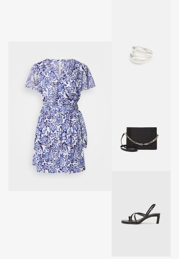 Kratki rukavi, haljina na preklop u bijeloj boji s plavim cvjetnim uzorkom. Ima vezanje u struku i detalj u obliku rupice na leđima. Lagana tekstura.; Crne sandale s trakama, kvadratnim prstom i niskom blok petom. Ima više tankih trakica i podesivu trakicu oko gležnja. Izrađene su od glatke kože.; Crna kožna torba preko tijela s glatkom teksturom, pravokutnim oblikom i metalnim lancem na prednjoj strani. Uključena je podesiva naramenica.; Srebrna dvostruka prsten s glatkom, poliranom površinom. Karakterizira ga fluidan, zakrivljen dizajn s preklapajućim sekcijama za moderan izgled.