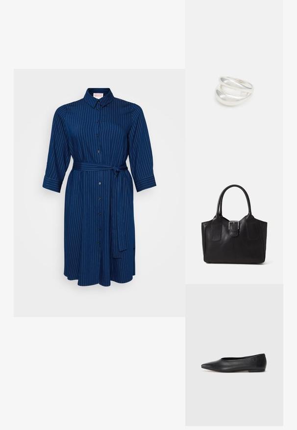 Tumesinine nööbitav kleit, millel on vertikaalsed valged triibud, vöökoht ja kolmveerandist varrukad. Sellel on krae ja mustad nööbid.; Musthave mustris balletkingad, terav nina, minimaliseeritud disain, sile pind, madal konts, ilma nähtava riistvara või kaunistusteta.; Mustgamma nahast kott, millel on sile tekstuur, struktureeritud kuju, kaks käepidet ja esiküljel silmapaistev hõbedane pandla detail.; Hõbedane kahekordne rõngas sujuva, poleeritud pinnaga. Omab voolavat, kõverat disaini, millel on kattuvad sektsioonid, et saavutada kaasaegne ilme.