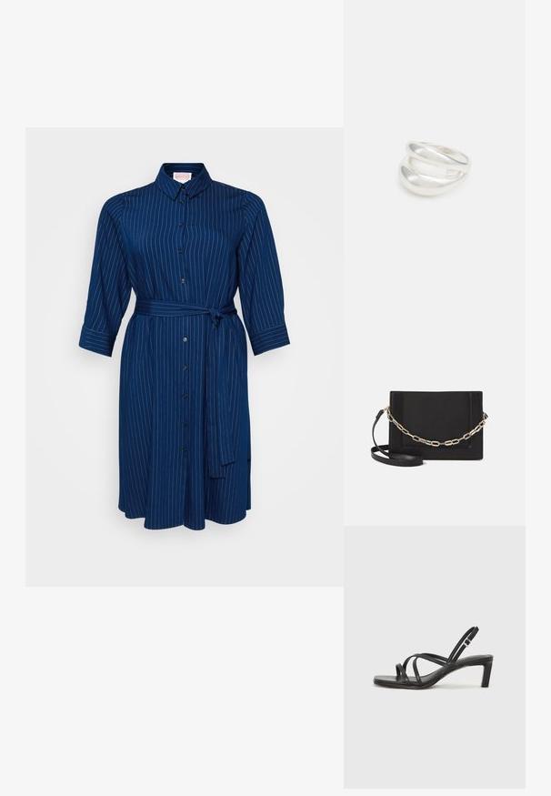 Granatowa sukienka na guziki z pionowymi białymi paskami, z paskiem w talii i rękawami do trzy czwarte. Posiada kołnierzyk i czarne guziki.; Czarne sandały na obcasie z prostokątnym noskiem i niskim słupkowym obcasem. Posiadają wiele cienkich pasków i regulowany pasek na kostkę. Wykonane z gładkiej skóry.; Czarna skórzana torebka typu crossbody z gładką teksturą, prostokątnym kształtem oraz metalowym detalem w postaci łańcuszka z przodu. W zestawie regulowany pasek.; Srebrna obrączka podwójna z gładką, polerowaną powierzchnią. Posiada płynny, zakrzywiony kształt z nakładającymi się sekcjami, co nadaje nowoczesny wygląd.
