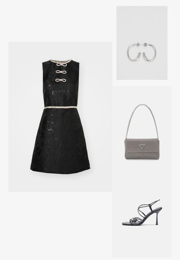 Fekete ruha virágmintával, ujjatlan kialakítással, díszített nyakkal és gyöngyökkel ellátott övvel. Elöl díszített csomó gombok találhatók.; Fekete magas sarkú szandálok vékony pántokkal, csomózott mintával, sima négyzetes orral és karcsú stiletto sarkal rendelkeznek.; Világosszürke fémes kézitáska lánc pánttal, kis kör alakú fém kifinomult díszítéssel és háromszög alakú márkagéppel.; Ezüst karika fülbevalók sima, fényes felülettel. Lekerekített forma, könnyű kialakítással, tűs zárómechanizmussal.