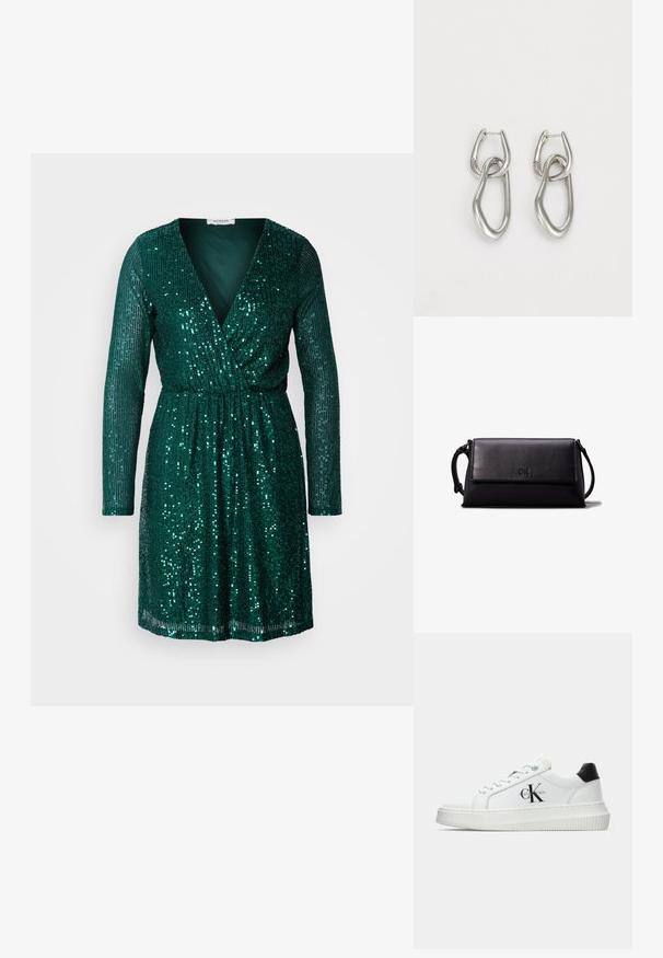 Grön paljettklänning med långa ärmar, djup V-ringning och elastisk midja. Texturerad med glittrande paljetter arrangerade vertikalt.; Vit lågtopp sneakers med svart hälflik, platåsål, snörning och Calvin Klein "CK" logotyp på sidan.; Svart läderklutch med rektangulär form, jämn yta, platt lockstängning och ett litet handtag på sidan. Har en diskret logotyp.; Calvin Klein STATEMENT LINKS - Örhänge - silver-coloured