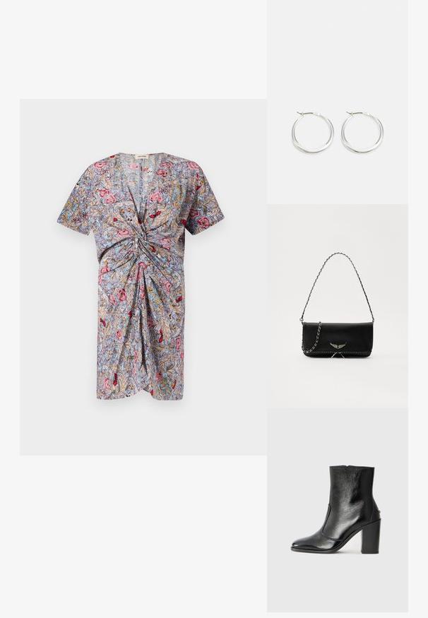Šaty s krátkým rukávem a uzlovým detailem v pase, s květinovým vzorem v růžové, červené a modré na světlém pozadí. Vyrobeno z lehkého materiálu.; Černé kožené kotníkové boty s hladkou texturou, špičatou špičkou a robustním vysokým podpatkem. Mají boční otvor a minimalistický design.; Černá kožená kabelka se stříbrným řetízkovým popruhem, zdobená dekorativními křídly a bílým prošíváním podél spodního švu.; Stříbrné kroužkové náušnice mají hladký, zaoblený design s tenkým profilem a bezpečným zapínáním. Minimalistický styl s lesklým povrchem.