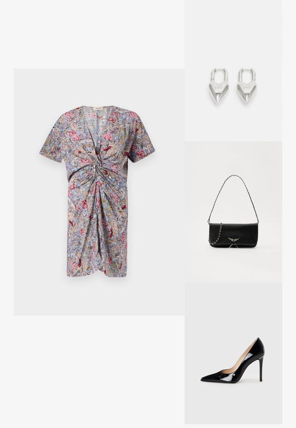 Rövidujjú ruha csomós derékrésszel, amely világos háttéren rózsaszín, piros és kék virágmintával díszített. Könnyű anyagból készült.; Fekete lakkbőr magas sarkú pumpa hegyes orral és elegáns sziluettel. Simább, fényes felülettel és karcsú tűsarokkal rendelkezik.; Fekete bőrtáska ezüstlánc pánttal, díszes szárnyakkal és fehér varrással az alsó varrat mentén.; Ezüst szív alakú lakatok, amelyeken vésett "IGEN" és "NEM" feliratok találhatók, polírozott felület, szimmetrikus kialakítás és robusztus fémcsat.