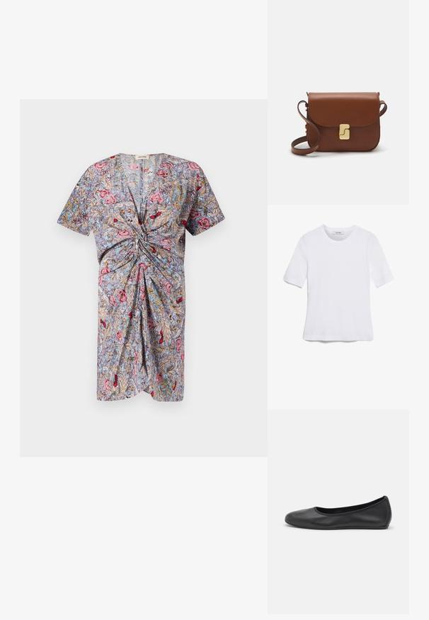 Īsām piedurknēm kleita ar mezglota jostas detaļu, kurai ir ziedu raksts rozā, sarkanā un zilā krāsā uz gaiša fona. Izgatavota no viegla auduma.; Balta īsām piedurknēm T-krekls, izgatavots no ribota auduma. Apaļš izgriezums, regulāra piegriezuma un diskrēti šuvumu detaļas. Bez printiem vai grafikām.; Melna ādas baleta kurpe ar noapaļotu purngalu, gludu tekstūru, minimālu šuvju detalizāciju un elastīgu zoles dizainu.; Bordo ādas rokas soma ar atloku, zeltītām detaļām, plecu siksnu un gludu virsmu. Kompakta, taisnstūrveida forma.