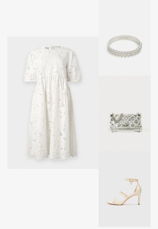 Vestido branco com tecido texturizado e padrão floral, mangas curtas balão e decote redondo. A silhueta é de corte solto.; Sandálias de salto alto bege com tira fina no tornozelo e duas tiras superiores. Acabamento em patentes brilhantes e detalhe em dourado na tira do tornozelo.; Bolsa metálica prateada com pega de corrente, textura acolchoada, costura decorativa e fecho com ziper. Apresenta detalhes em relevo na parte frontal.; Pulseira prateada com uma linha de cristais redondos e transparentes, padrão texturizado, superfície interna lisa e fecho de clasp.