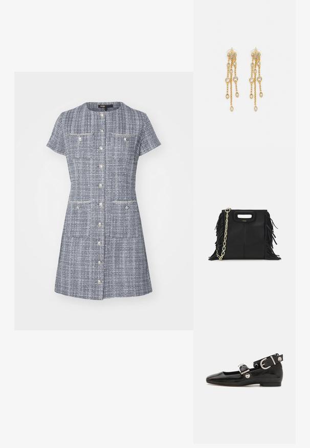 Šaty na gombíky vyrobené z textúrovanej modrej a bielej látky. Majú krátke rukávy, dve náprsné vrecká a rovný lem.; Čierne lakované baleríny so štvorcovou špičkou, remienkom okolo členka so striebornými prvkami a plochou podrážkou. Hladký povrch s minimalistickým dizajnom.; Čierna kožená kabelka s strapcami, zlatým reťazovým ramenným popruhom a vykrojenou rukoväťou. Na prednej strane sa nachádza logo.; Zlaté náušnice s mnohými kaskádovými reťazcami, ozdobené jasnými oválnymi kryštálmi a dekoratívnymi puzdrami.