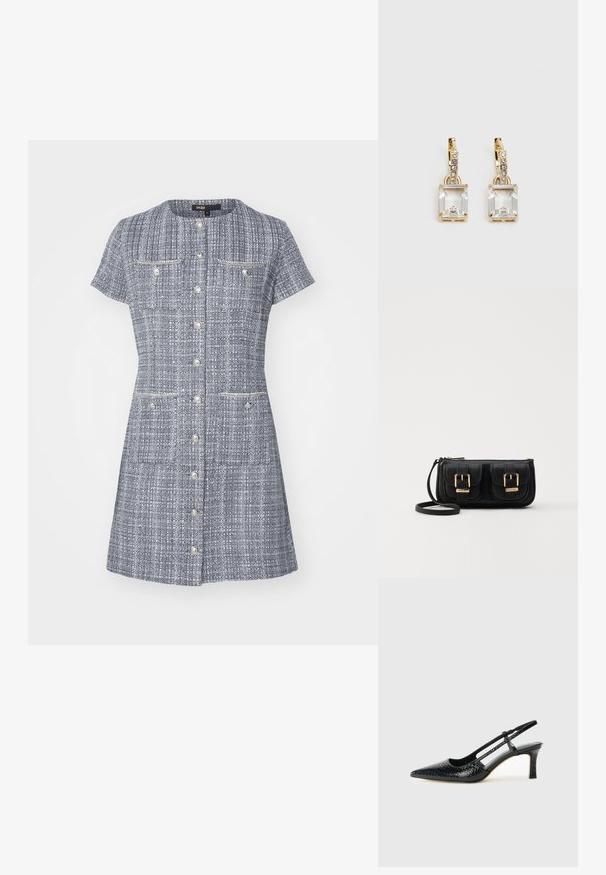 Knopfleistenkleid aus strukturiertem blau-weißem Stoff. Verfügt über kurze Ärmel, zwei Brusttaschen und einen geraden Saum.; Schwarze Lack-Slingback-Pumps mit spitzem Zehenbereich, versehen mit strukturiertem Schlangenprint, verstellbarem Riemen und einem kurzen, strukturierten Blockabsatz.; Schwarze Leder-Umhängetasche mit zwei vorderen Taschen, goldenen Schnallen, Reißverschluss und einem schmalen Tragegurt. Texturierte Oberfläche und kompakte rechteckige Form.; Ohrringe in Goldfarbe mit einem rechteckigen, durchsichtigen Kristall, der unter einer Reihe kleiner, runder klarer Akzente hängt. Elegantes, modernes Design.