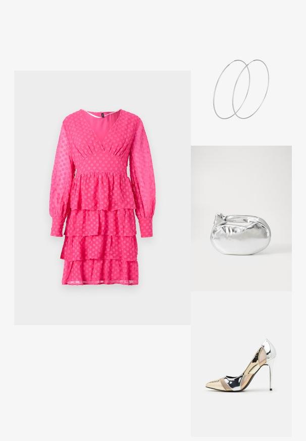 Rozā tekstūras kleita ar V formas kakla izgriezumu, garām pūkainām piedurknēm, slāņainām volāniem un apļveida rakstiem, izgatavota no viegla auduma.; Apspīlēta augstpapēžu kurpe ar zeltītu, sudrabi un neitrālu krāsu kombināciju. Spīguļojoša virsma ar izgriezuma dizainu, aprīkota ar stiletto papēdi.; Sudraba metāliska poga somiņa ar mīkstu, noapaļotu formu un mezgla augšējo aizdari. Izgatavota no gludas mākslīgās ādas materiāla.; Sudraba gredzenveida auskari ar minimālistisku dizainu. Cirkulāra forma, gluda tekstūra un plāns profils. Vieglu svaru ar spīdīgu apdari.