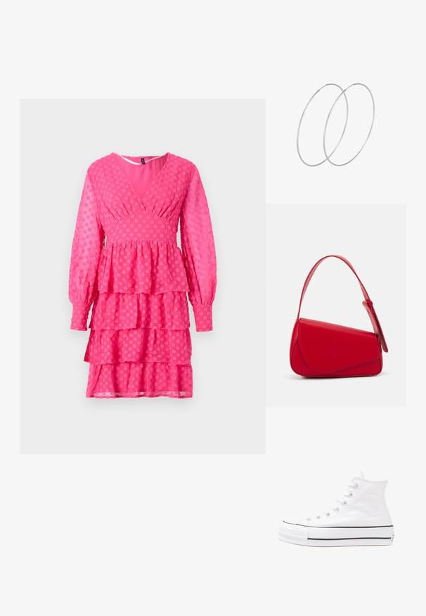 Růžové texturované šaty s V-výstřihem, dlouhými nabíranými rukávy, stupňovými volány a cirkulárními vzory, vyrobené z lehkého materiálu.; Bílé vysoké plátěné tenisky s černou gumovou podrážkou, přední gumovou špičkou a šesti očky na tkaničky, se čistým, minimalistickým designem.; Červená kožená kabelka s ostrým, geometrickým designem. Má jeden nastavitelný popruh a klopu s prošívanými detaily.; Stříbrné kruhové náušnice s minimalistickým designem. Kruh, hladký povrch a tenký profil. Lehká konstrukce s lesklým povrchem.