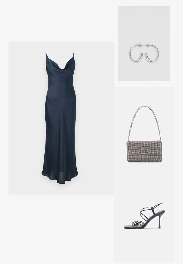 Mornarsko modra slip obleka, izdelana iz gladkega materiala; ima tanke naramnice in drapirano izreznico, ki se spušča do subtilno širokega roba.; Črne visoke sandale na peto imajo tanke naramnice z vozlom, gladek kvadratni toe in eleganten stiletto peto.; Svetlo siva kovinska torbica z verižnim ročajem, okrašena z majhnimi okroglimi kovinskimi bleščicami in trikotnim logotipom blagovne znamke.; Srebrne obročaste uhane z gladko, sijočo površino. Zaobljena oblika, lahka zasnova, z zapiranjem na zatič.