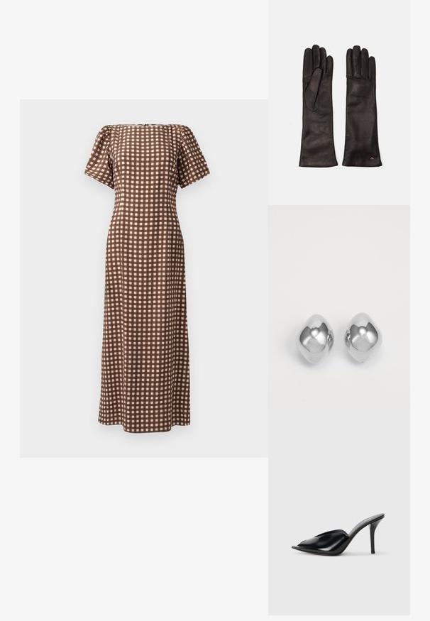 Brązowa sukienka w kratę z krótkimi rękawami, prostą sylwetką i kwadratowym dekoltem. Posiada wzór siatki w jasnych i ciemnych odcieniach.; Czarne skórzane mule na wysokim obcasie z odkrytym palcem, w szpiczastym designie, gładkiej teksturze i smukłym obcasie szpilce.; Weekend Max Mara - Rękawiczki pięciopalcowe; Srebrne kolczyki metalowe o gładkim, zaokrąglonym kształcie, z polerowanym wykończeniem i lustrową powierzchnią. Minimalistyczny design bez zdobień.