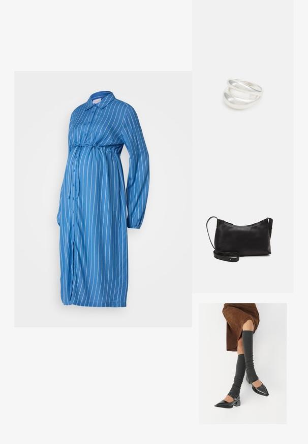 Modra prugasta nosečniška obleka, dolgi rokavi, gumbaste zapore, zavezovanje pod prsi, lahkoten material, pol-ohlapen kroj, ukrivljen rob.; Črne lakirane čevlje s pointy prsti in blok peto ter z naramnicami za gleženj, ki jih kombiniramo s sivimi rebrastimi nogavicami in rjavim suknjičem iz usnja.; Črna usnjena torba čez ramo z gladko teksturo, ukrivljeno obliko, nastavljivim trakom in zadrgo. Minimalističen dizajn brez okrasnih detajlov.; Srebrn dvojni prstan z gladko, polirano površino. Ima tekoč, ukrivljen dizajn z prekrivajočimi se sekcijami za sodoben videz.