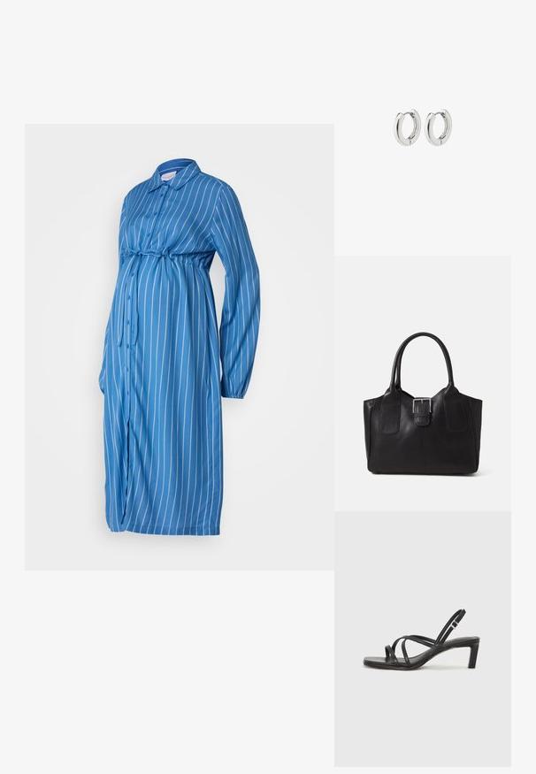 Modrá pruhovaná těhotenská šaty, dlouhé rukávy, zapínání na knoflíky vpředu, zavazování pod prsy, lehký materiál, poloslouhavý střih, zakřivený lem.; Černé sandály na tenkém podpatku se čtveratou špičkou a nízkým blokovým podpatkem. Mají několik tenkých popruhů a nastavitelné zapínání okolo kotníku. Vyrobeny z hladké kůže.; Černá kožená tote taška s hladkým povrchem, strukturovaným tvarem, dvěma uchy a výrazným stříbrným detailem s přezkou na přední straně.; Stříbrné kruhové náušnice s lesklým povrchem, které mají obdélníkový design a bezproblémové závěsy, vykazující hladký povrch.