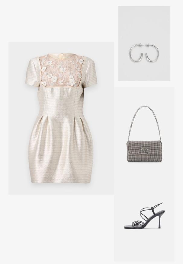 Mekko, jossa on lyhyet hihat, teksturoidusta hopeakankaasta, läpinäkyvästä beigestä pitsistä valmistettu vartalo-osa, jossa on kukkakirjontaa, ja takana vetoketjukiinnitys.; Mustat korkokengät sandaalit, joissa on ohuet hihnat solmittuna, sileä neliön muotoinen varvasosa ja tyylikäs stiletto-korko.; Vaalea harmaa metallinen käsilaukku, jossa on ketjusanka. Laukku on koristeltu pienillä pyöreillä metallikoruilla ja kolmion muotoisella brändilogolla.; Hopehopeet hopehopeet hopehopeet hopehopeet, jolla on sileä, kiiltävä pinta. Pyöreä muoto, kevyt rakenne, jossa on neulakiinnitys.
