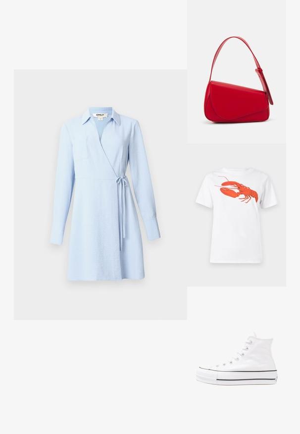 Jasnoniebieska sukienka w formie kopertowej wykonana z teksturowanej tkaniny, z kołnierzykiem, długimi rękawami, bocznym przewiązaniem i jedną kieszenią na piersi.; Biała bawełniana koszulka z dużą, jasnoczerwoną grafiką homara na przodzie. Krótkie rękawy i standardowy okrągły dekolt.; Białe wysokie trampki z płótna z czarną gumową podeszwą, przednim czubkiem z gumy i sześcioma dziurkami na sznurowadła, charakteryzujące się prostym, minimalistycznym designem.; Czerwona skórzana torebka o kanciastym, geometrycznym designie. Posiada jedną regulowaną rączkę oraz zapięcie na klapę z przeszyciami.