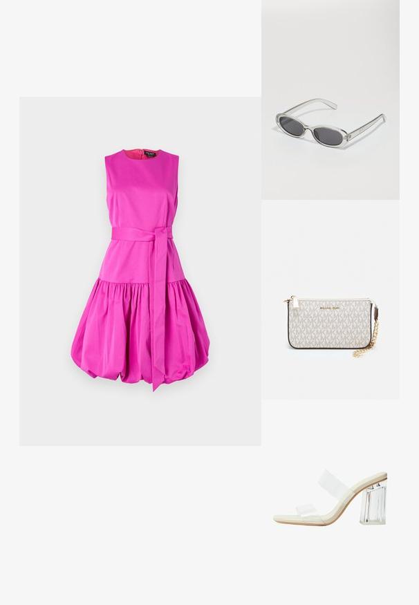 Růžové bezramínkové šaty s kulatým výstřihem, přiléhavým pasem a objemnou sklady sukní. Mají opasek na zavázání a hladkou texturu látky.; Sandály s průhlednými podpatky, které mají průhledné popruhy, béžovou stélku a masivní průhledný blokový podpatek. Elegantní a hladký design s minimálním estetickým pojetím.; Sluneční brýle s oválným tvarem, průhledným plastovým rámem, tmavě šedými skly a tenkými průhlednými stranami s akcenty loga a minimálními detaily.; Kabelka na zápěstí Michael Kors v béžové potažené plátno s opakujícím se vzorem loga MK, zlatými kovovými doplňky a odnímatelným řetízkovým popruhem.