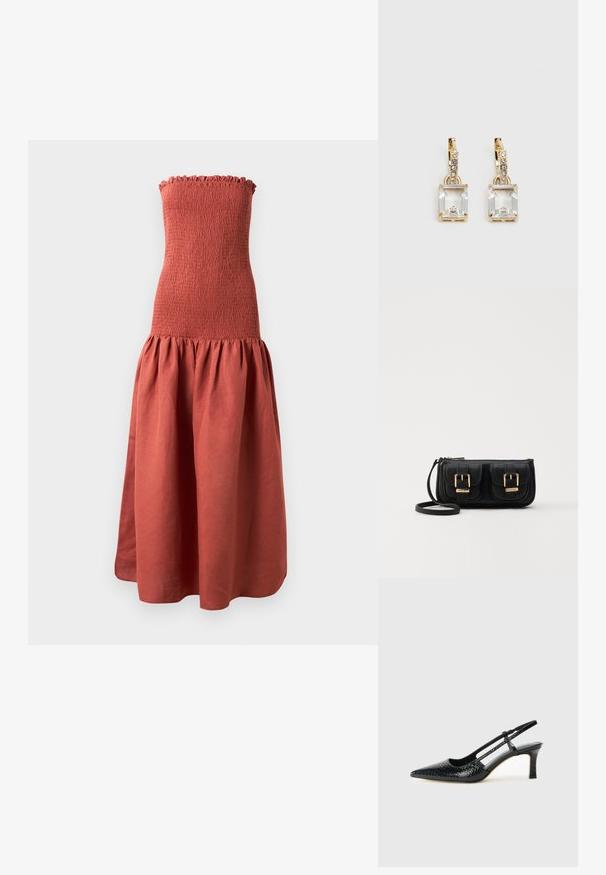 Pitkä ilman olkaimia oleva mekko, jossa on kootut rintaosat ruosteen värissä. Mekossa on liehuva, kerätty hame, joka antaa tekstuuria.; Musta patent slingback-kiilakorko teräväkärkisellä muotoilulla, jossa on teksturoitu käärmeennahkakuosi, säädettävä remmi ja lyhyt, teksturoitu blokkiheel.; Musta nahkainen olkalaukku, jossa on kaksi etutaskua, kultaiset soljet, vetoketjukiinnitys ja kapea hihna. Teksturoidun pinnan ja kompaktin suorakaiteen muoto.; Kulta-sävyiset korvakorut, joissa on suorakulmainen, kirkas kivi roikkumassa pienen, pyöreän kirkkaan korosteen rivin alapuolella. Tyylikäs, moderni muotoilu.