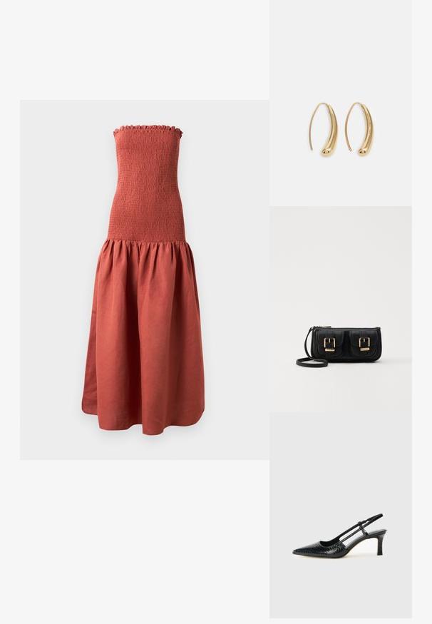 Duga, halter haljina s nabrano tijelo u boji hrđe, koja ima rašireni, nabran suknju za teksturirani izgled.; Crne lakirane slingback pete s oštrim vrhom, s teksturiranim uzorkom zmijske kože, podesivom remenom i kratkom, teksturiranom blok-petom.; Crna kožna torba preko ramena s dva prednja džepa, zlatnim kopčama, zatvaranjem na zip i uskim remenom. Teksturirana površina i kompaktan pravokutan oblik.; Zlatne metalne naušnice u obliku obruča s zakrivljenim, izduženim oblikom. Imaju glatku, sjajnu površinu i zaobljeni vrh za dodatni detalj.